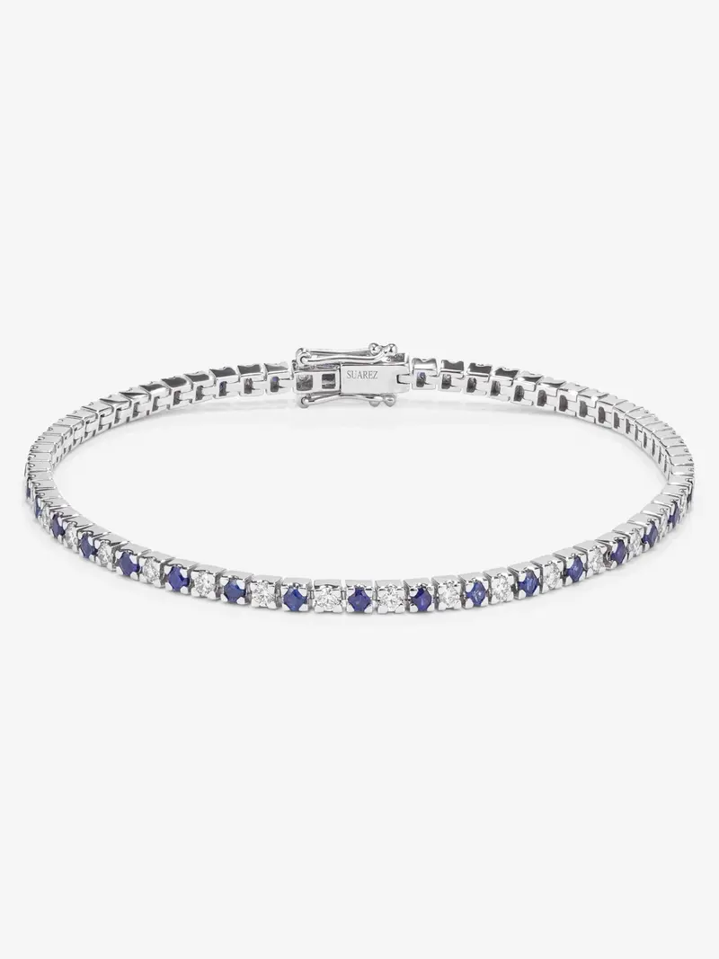 Pulsera de oro blanco de 18K con 37 diamantes en talla brillante con un total de 0,88 cts y 38 zafiros azules en talla brillante con un total de 0,95 cts