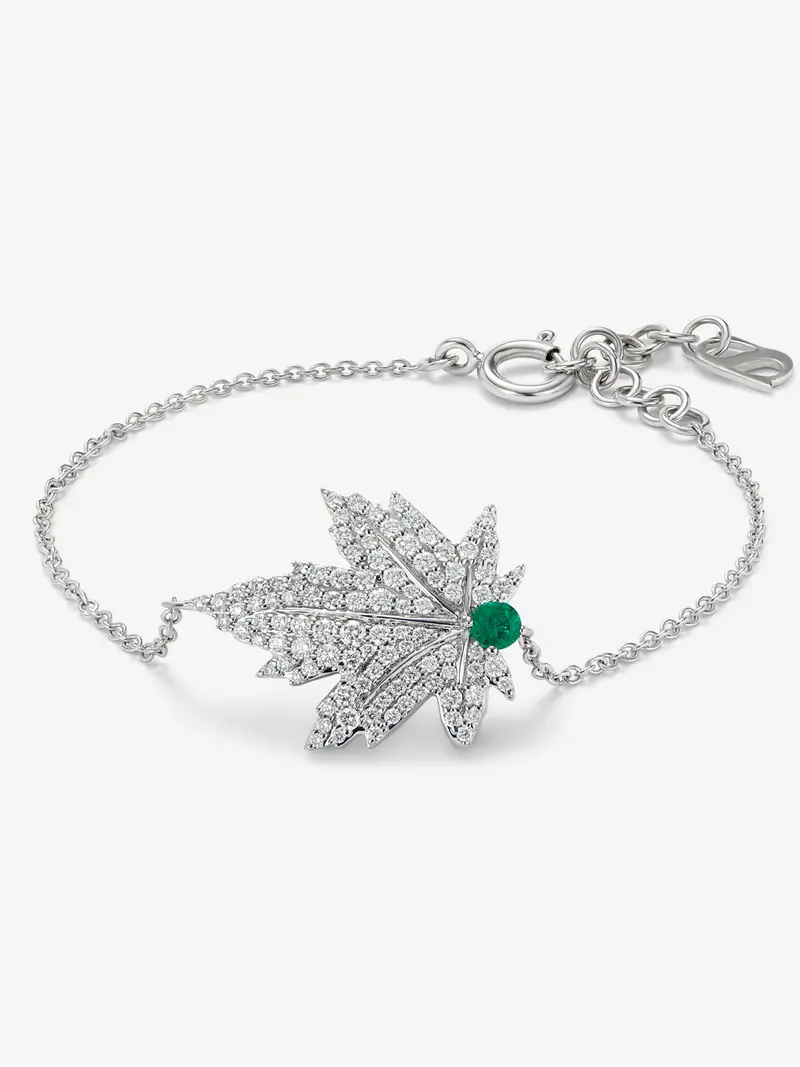 Pulsera de oro blanco de 18K con esmeralda central de 0,1 cts, pavé de diamantes y forma de hoja de arce