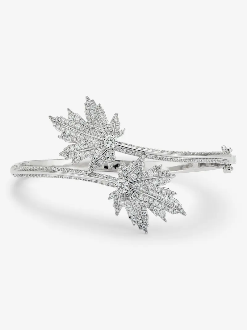 Pulsera de oro blanco de 18K con pavé de diamantes y forma de hojas de arce