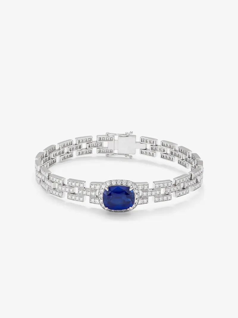 Pulsera de oro blanco de 18K con zafiro azul royal en talla oval de 6 cts y diamantes blancos en talla brillante de 3,15 cts