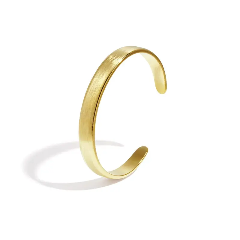 Pulsera fina rígida abierta en acabado mate y efecto rallado