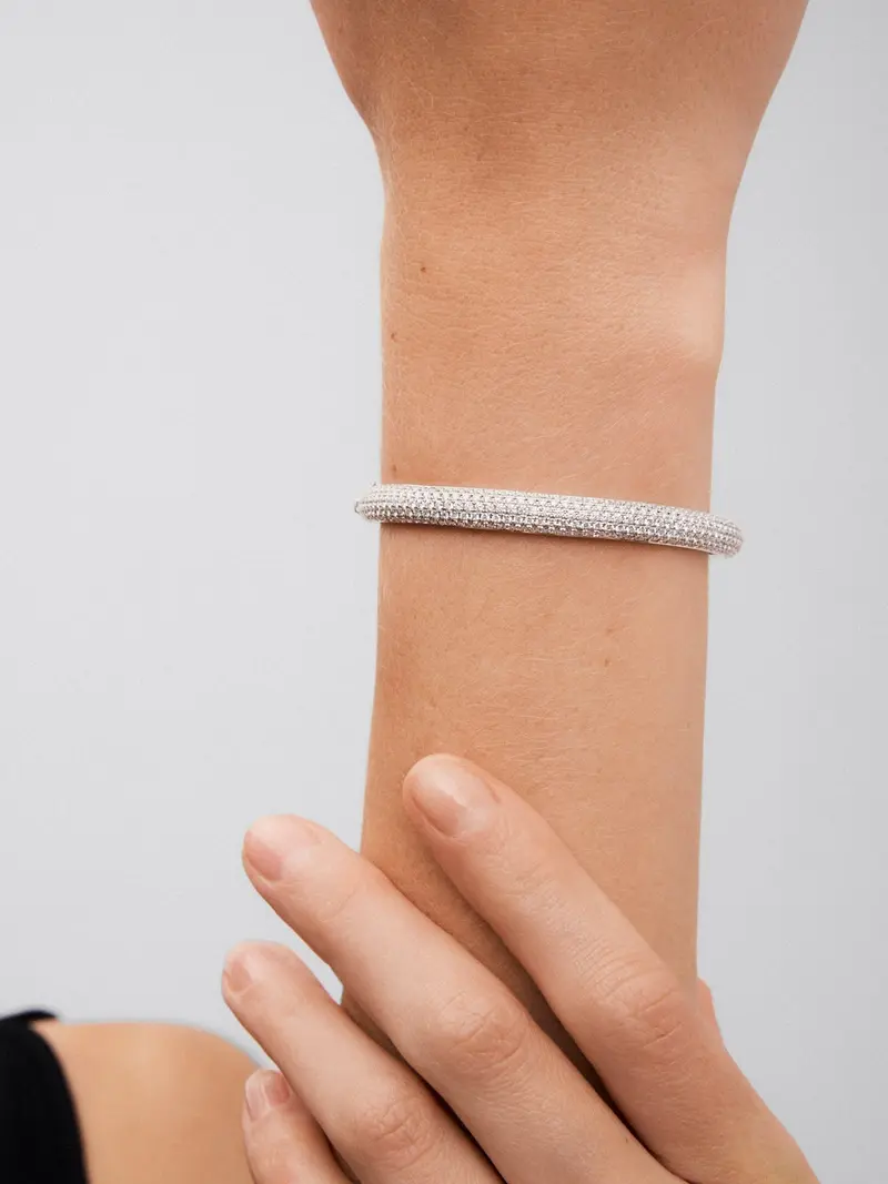 Pulsera rígida de media caña de oro blanco de 18K con pavé de diamantes