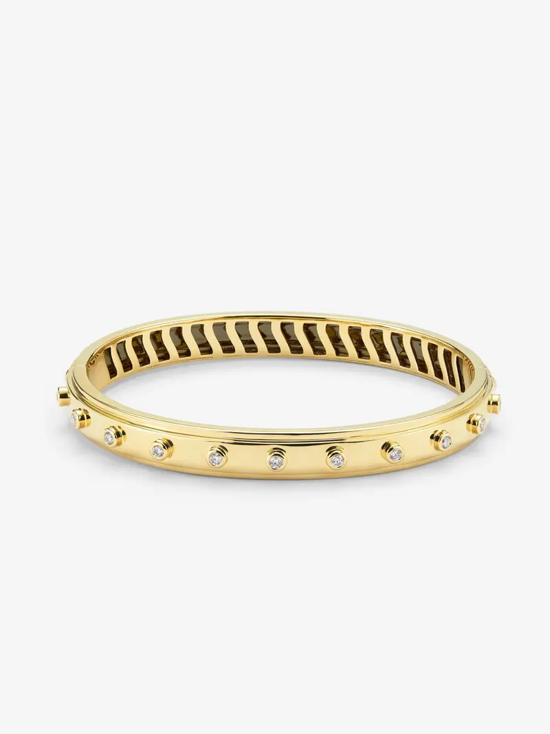 Pulsera rígida de oro amarillo de 18K con 11 diamantes en talla brillante con un total de 0,36 cts