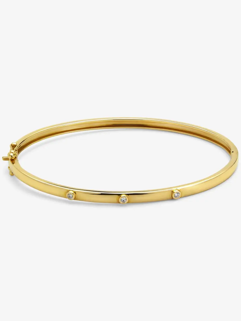 Pulsera rígida de oro amarillo de 18K con 3 diamantes en talla brillante con un total de 0,07 cts