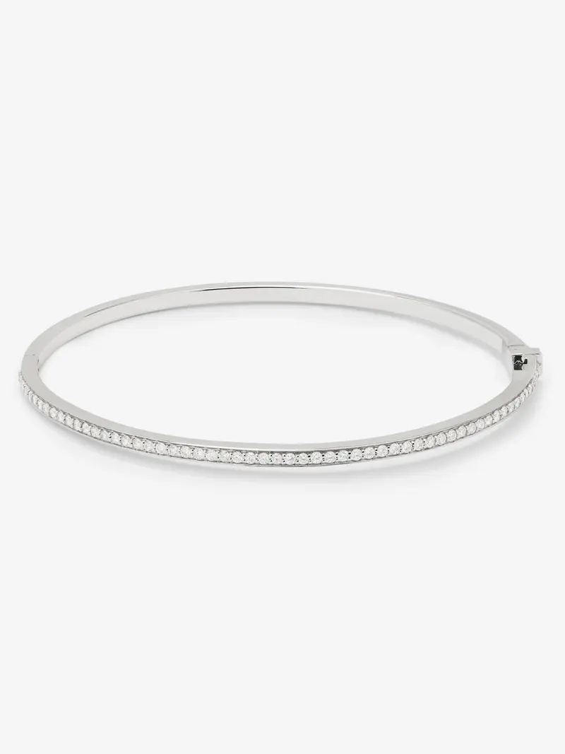 Pulsera rígida de oro blanco de 18K con 58 diamantes en talla brillante con un total de 0,57 cts
