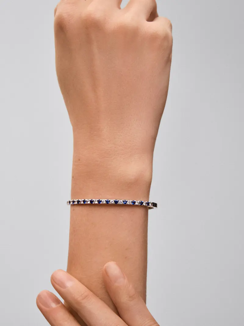 Pulsera rígida de oro blanco de 18K con pavé de zafiros azules y diamantes