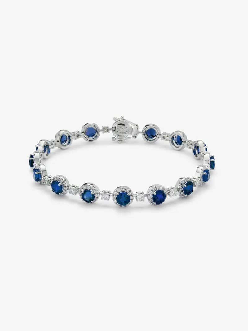Pulsera rivière de oro blanco de 18K con 15 zafiros azules en talla brillante con un total de 9,72 cts y 195 diamantes en talla brillante con un total de 2,66 cts