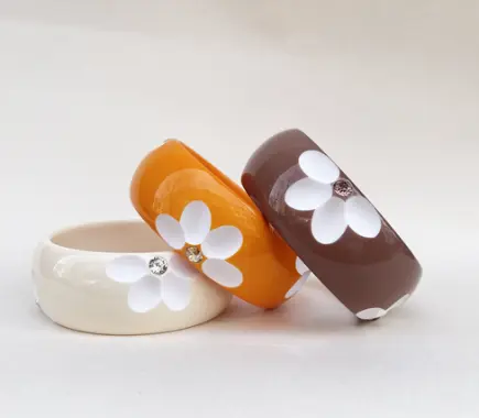 Pulseras acrílicas satinadas . Varios modelos
