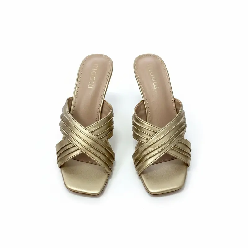 Sandalia mule tacón fino de tiras cruzadas y efecto arrugado en color dorado mate