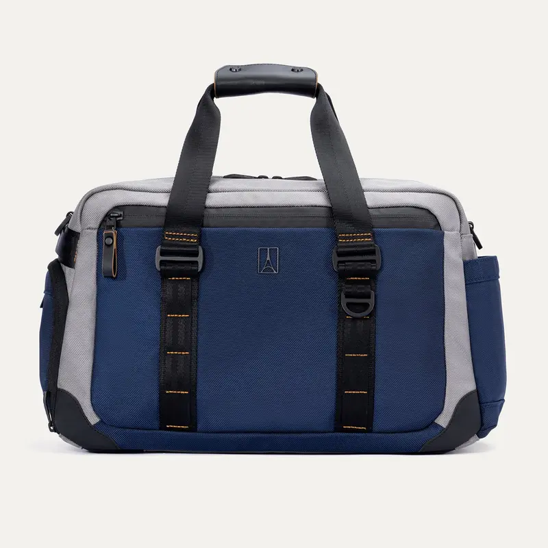 Travelpro® Altitude™ Day-to-Day Duffel (28 x 43 x 20 cm)