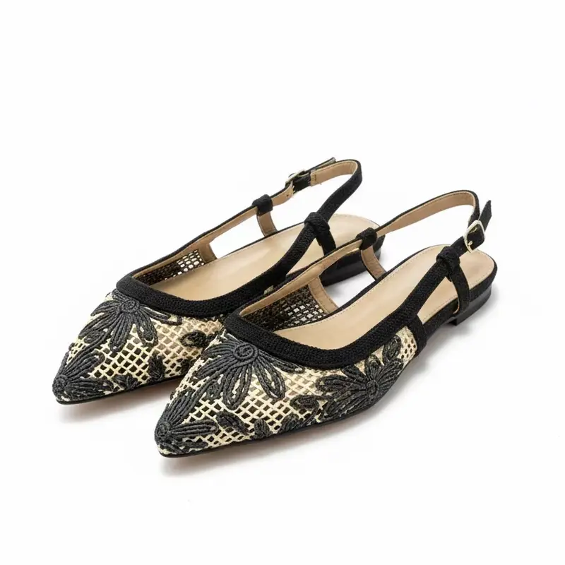Zapatos bajos de punta con detalle de flores negras sobre beige